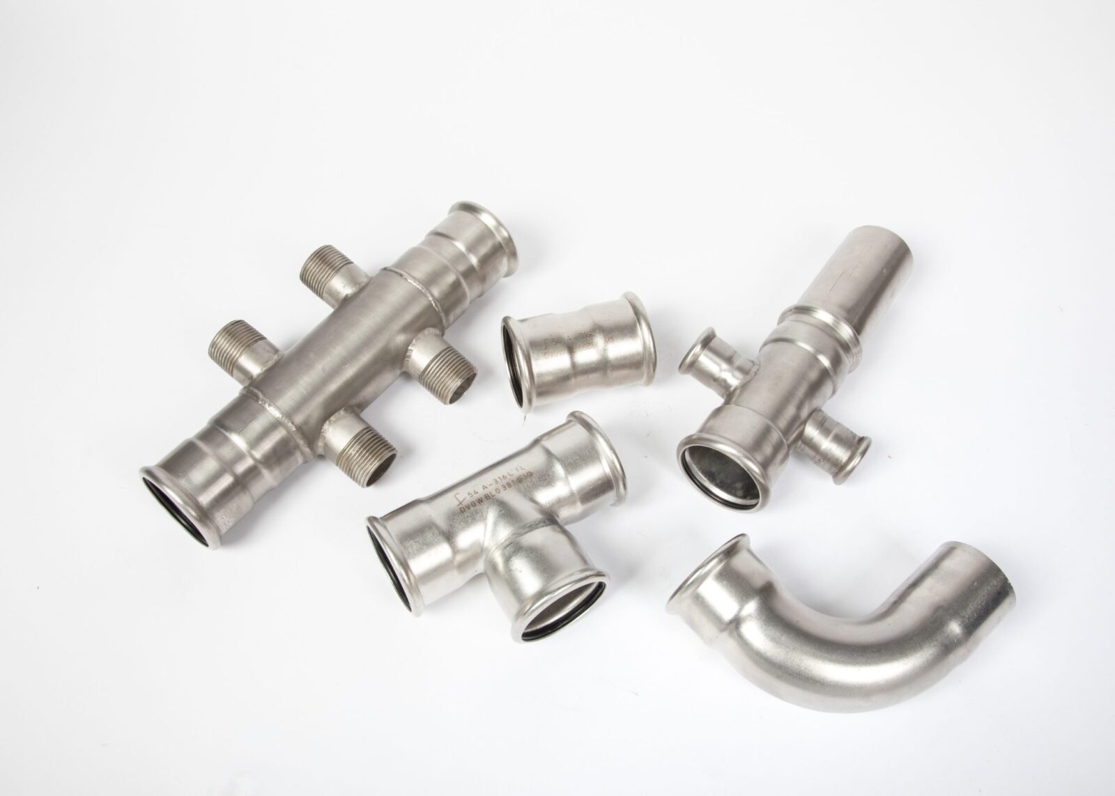 Stainless steel pipe fittings including tees, elbows and connectors